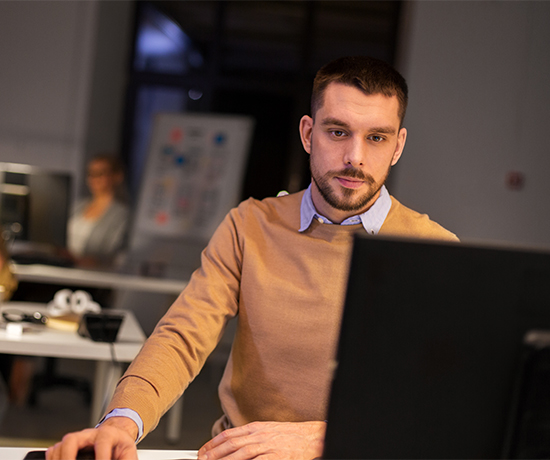 Software ontwikkelaar aan het werk bij Software Select